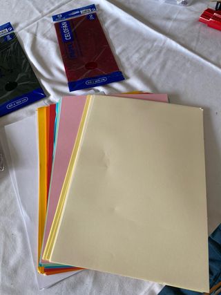 Papel de seda y cartulinas de colores