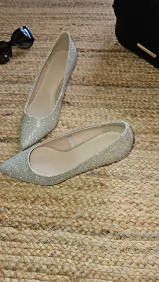 Zapatos de tacón dorados