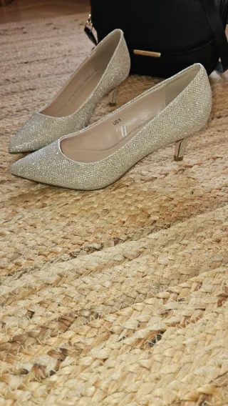 Zapatos de tacón dorados