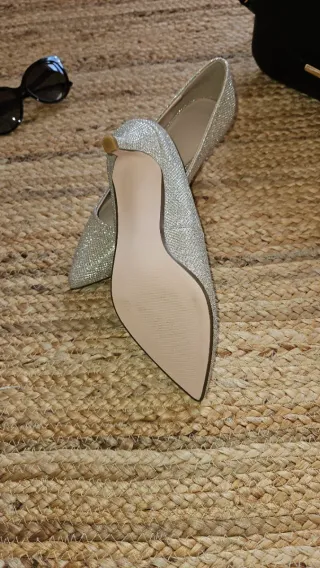 Zapatos de tacón dorados