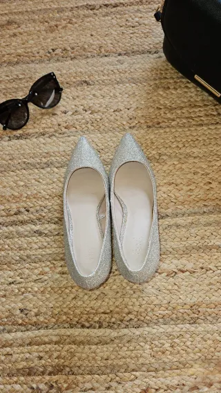 Zapatos de tacón dorados