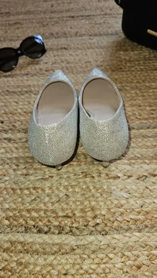 Zapatos de tacón dorados