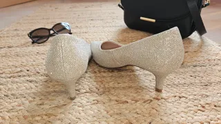 Zapatos de tacón dorados