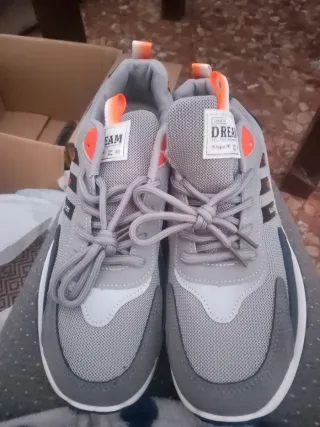 Zapatillas deportivas grises y azules