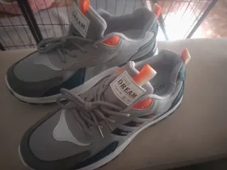 Zapatillas deportivas grises y azules