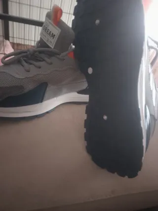 Zapatillas deportivas grises y azules