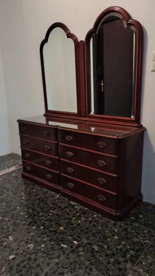 Dormitorio completo: cama, 2 mesitas y cómoda