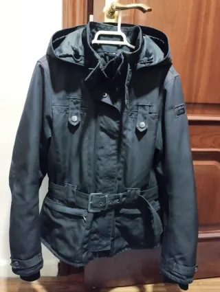 Cazadora de invierno de mujer, negra con cinturón