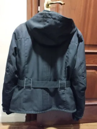 Cazadora de invierno de mujer, negra con cinturón