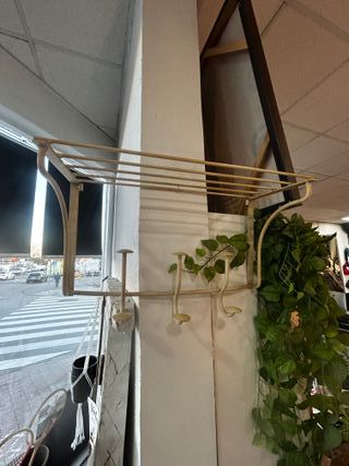 Perchero de forja de aspecto antiguo blanco