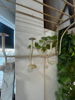 Perchero de forja de aspecto antiguo blanco