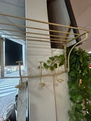 Perchero de forja de aspecto antiguo blanco