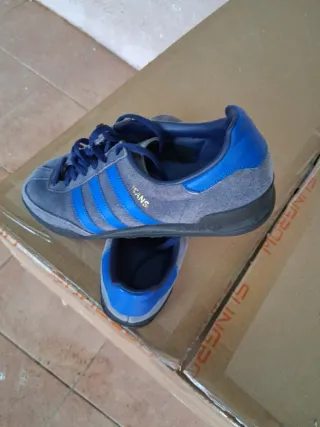 Adidas grises y azules talla 42