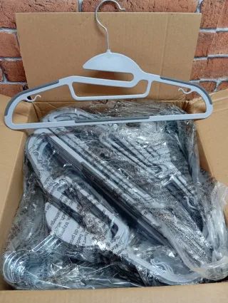 Amazon Basics Perchas Plástico  x50