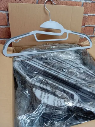 Amazon Basics Perchas Plástico  x50