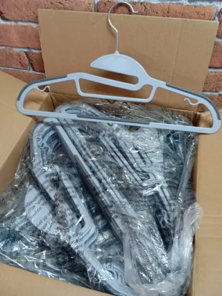 Amazon Basics Perchas Plástico  x50