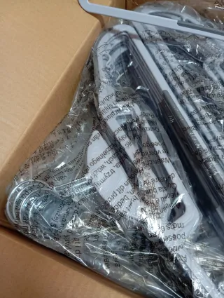 Amazon Basics Perchas Plástico  x50