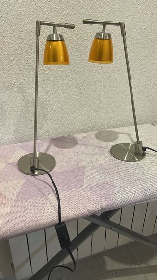 Lámparas de mesa doradas y plateadas