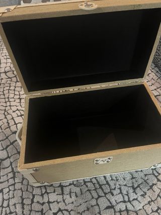Baúl decorativo beige y blanco