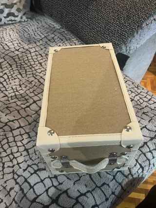 Baúl decorativo beige y blanco