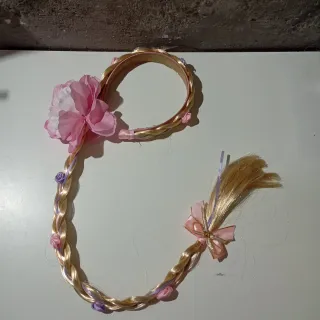 Diadema con trenza y flores