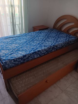 Mesa comedor negra y sillas rojas