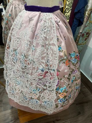 Traje de Fallera con botines alquiler o venta