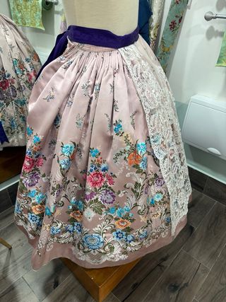 Traje de Fallera con botines alquiler o venta