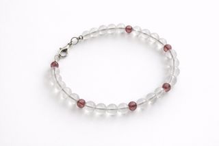 Pulsera artesanal cuentas transparentes y moradas