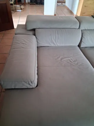 Sofá grande esquinero con chaise longue .