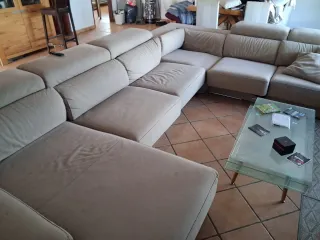 Sofá grande esquinero con chaise longue .