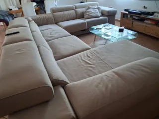 Sofá grande esquinero con chaise longue .
