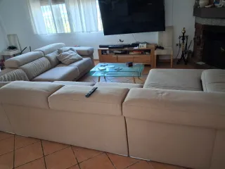Sofá grande esquinero con chaise longue .