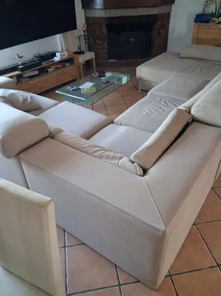 Sofá grande esquinero con chaise longue .
