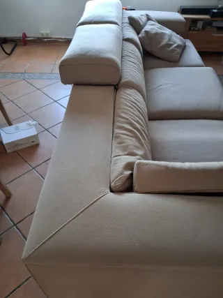 Sofá grande esquinero con chaise longue .