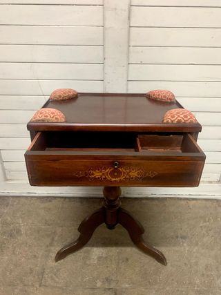 Costurero antiguo de madera y tela. Calidad