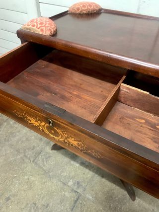 Costurero antiguo de madera y tela. Calidad