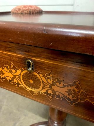 Costurero antiguo de madera y tela. Calidad