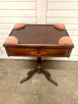 Costurero antiguo de madera y tela. Calidad