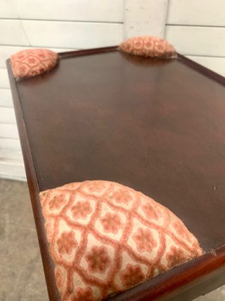 Costurero antiguo de madera y tela. Calidad