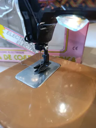 Máquina de coser de juguete Román