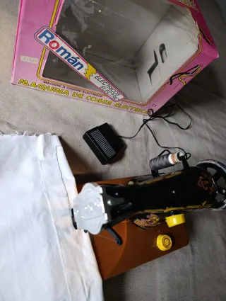 Máquina de coser de juguete Román