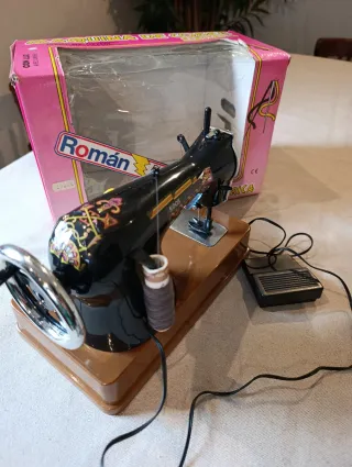 Máquina de coser de juguete Román