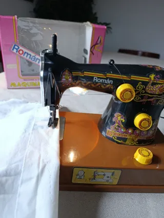 Máquina de coser de juguete Román