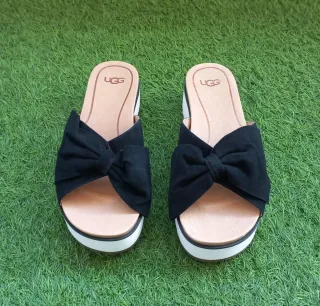 Sandalias UGG negras con lazo