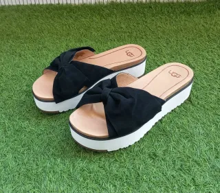 Sandalias UGG negras con lazo