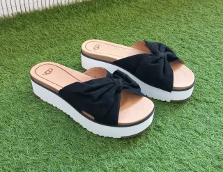 Sandalias UGG negras con lazo