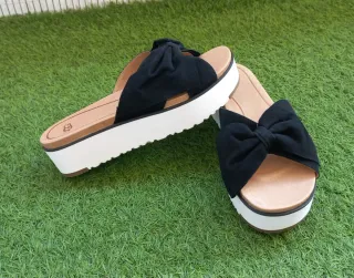 Sandalias UGG negras con lazo