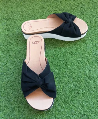 Sandalias UGG negras con lazo