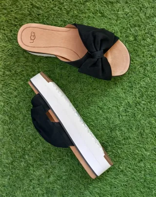 Sandalias UGG negras con lazo